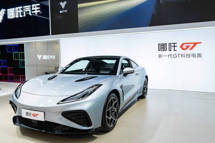 佛山221哪吒汽车在智能汽车领域的表现，领途汽车在新能源汽车市场中的影响力